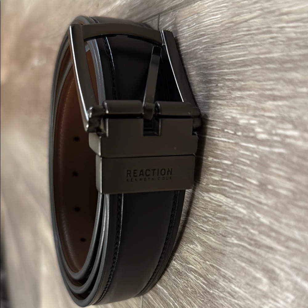 Kenneth Cole Reaction Black and Brown Reversible Handcrafted Synth. Leather Belt